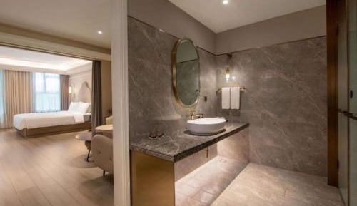 Deluxe King Suite