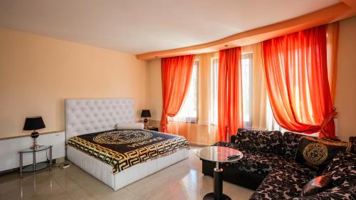Deluxe Two-Bedroom Apartment with Garden View