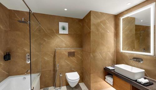 Junior King Suite with Bathtub