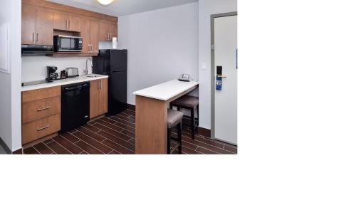 One-Bedroom King Suite with Kitchen - Non-Smoking 
