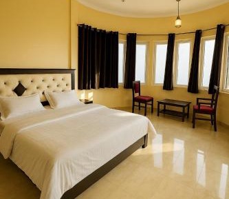 Deluxe Double Room (2 Adults + 1 Child)