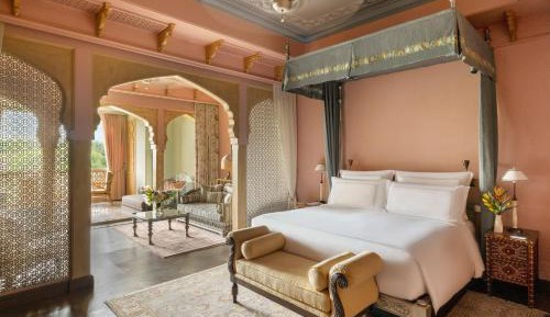 Signature Suite : Book a B&B rate and enjoy a set dinner for two / Stay 2 nights and get a 60-min spa therapy for one guest, once per stay.