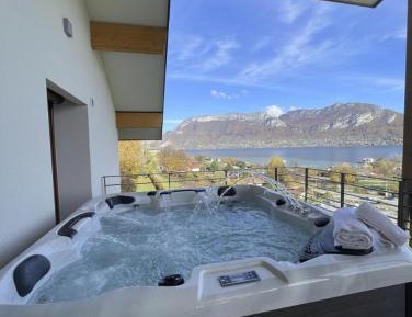 DUPLEX Apartment - Panoramic Terrasse with Lake View & Spa - Upper Floor