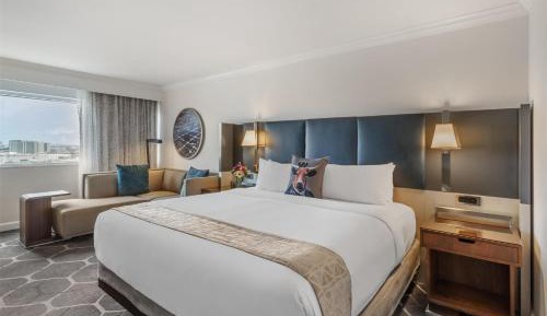 One Bedroom Suite - King - Mobility Accessible - Tub