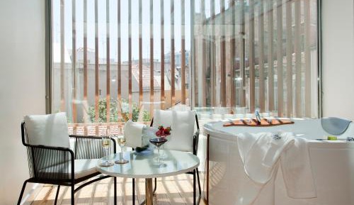 Deluxe Suite with Spa Bath