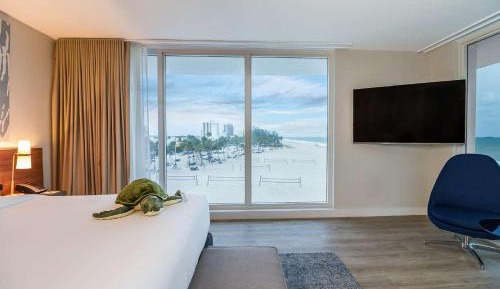 Deluxe One-Bedroom Apartment with Ocean View