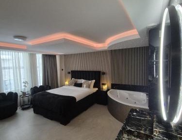 Deluxe Suite with Spa Bath
