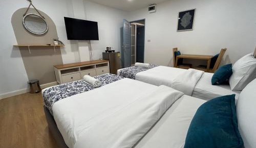 Two-Bedroom Deluxe Apartment with Balcony