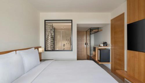 Standard King Room with Airport View and City View
