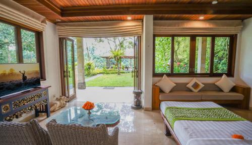 Villa with Garden View