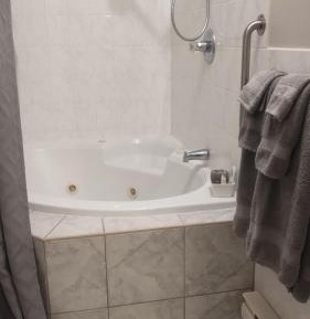 Queen Room with Spa Bath