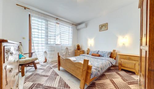 One-Bedroom Apartment with Balcony