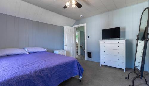 Queen Room with Shared Bathroom