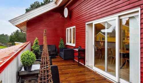 Eight-Bedroom Holiday Home