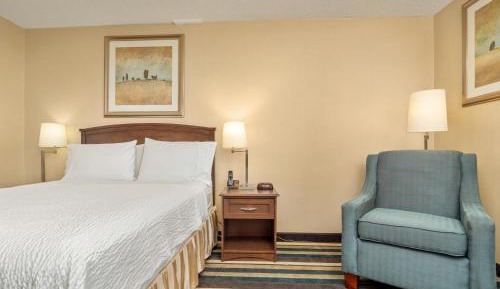 Standard Queen Room
