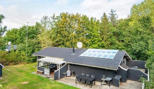 Three-Bedroom Holiday Home 