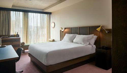 Traveler Room City View