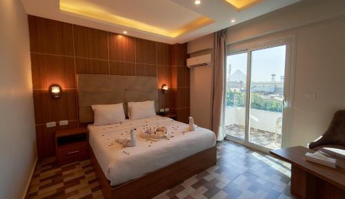 Single Room with Balcony Pyramids View