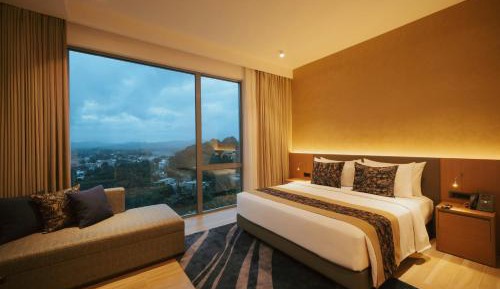 Deluxe Mountain View King Room - Heated Pool Access, 15% discount on Food and Beverages, Early Check In & Late Check Out on Availability