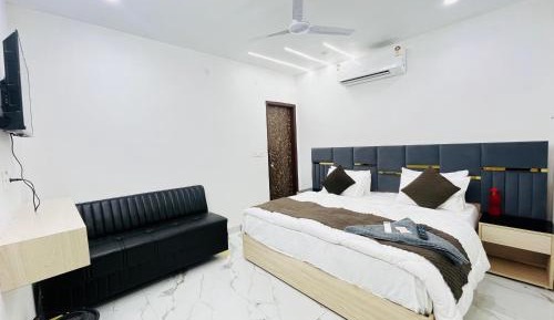 Deluxe Double Room (2 Adults + 1 Child)