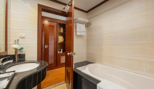 Suite with Lake View