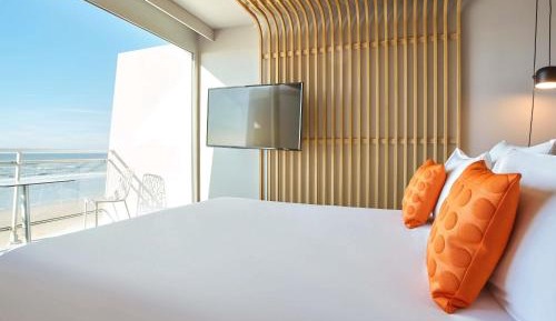 Executive Room with sea view, balcony, double bed and sofa bed