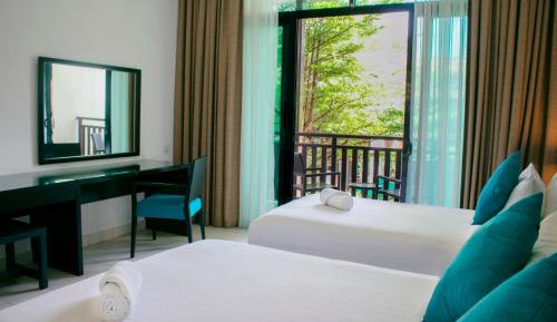 Deluxe Pool View Room