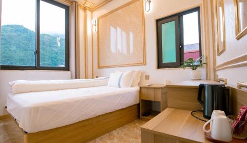 Deluxe Double Room (2 Adults + 1 Child)