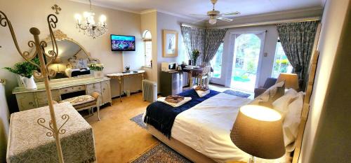Queen Suite with Pool View