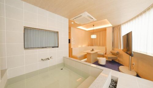 Queen Suite with Spa Bath