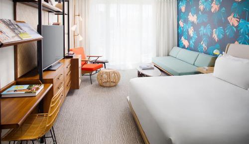Deluxe Room, 1 King Bed, Twin Day Bed, Balcony 