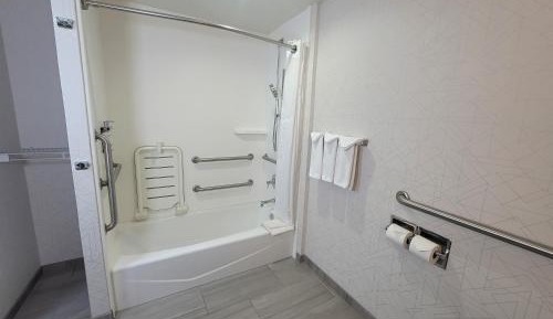 Standard Queen Room with Two Queen Beds and Tub - Mobility/Communications Accessible