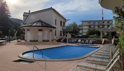 One-Bedroom Apartment with Balcony