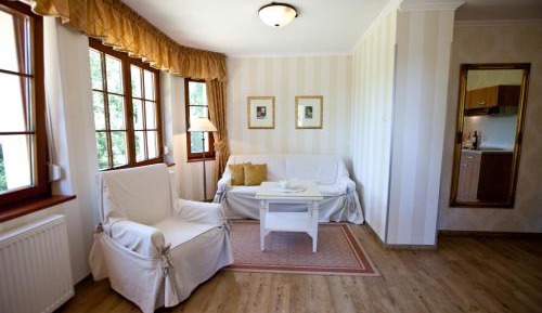 Deluxe One-Bedroom Suite with Sea View