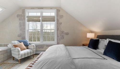 Deluxe Queen Suite