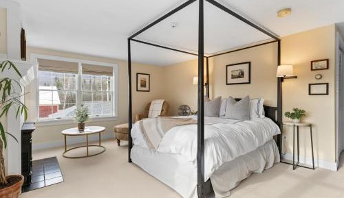 Deluxe Queen Suite