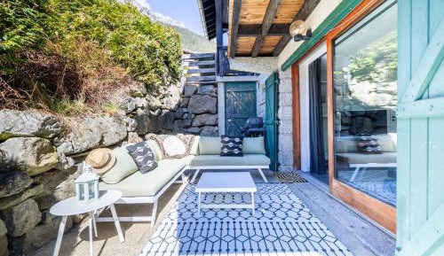 Three-Bedroom Apartment with Mountain View