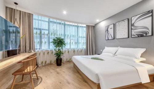Deluxe Queen Room