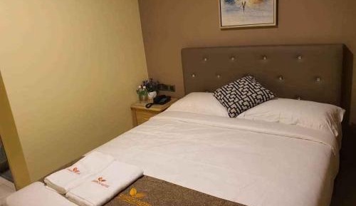 Standard Queen Room