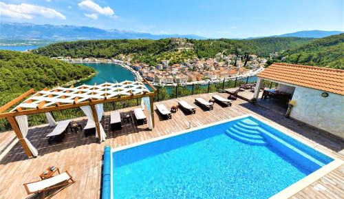 Two-Bedroom Apartment with Balcony and Sea View