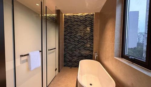 Premier King Suite with City View