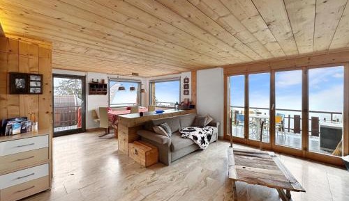 Apartment with Mountain View