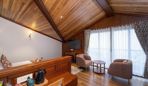 Suite with Mountain View