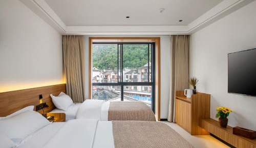 Standard Twin Room with Mountain View