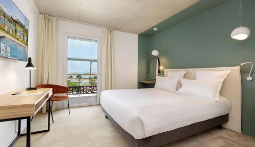 Superior Room 1 Queen Bed
