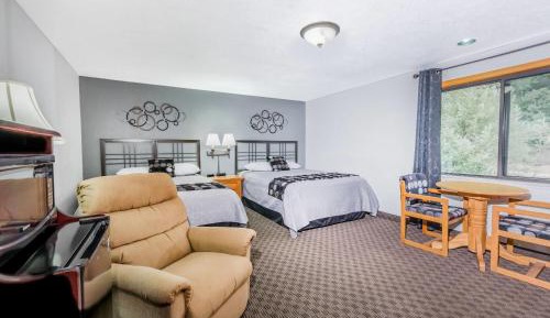 Deluxe Queen Room with Two Queen Beds - Non-Smoking