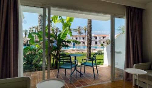 Bungalow with direct pool access