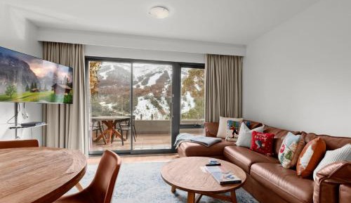 Apartment with Mountain View