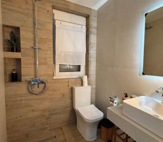 One-Bedroom Apartment with Balcony (5 Adults)