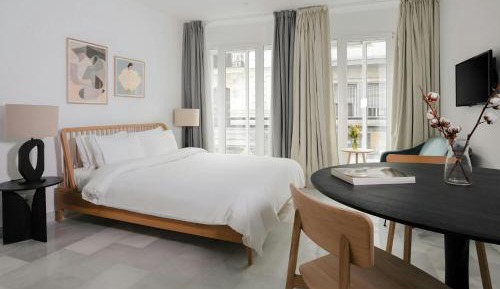 Studio Apartment with Queen Bed and Juliet Balcony